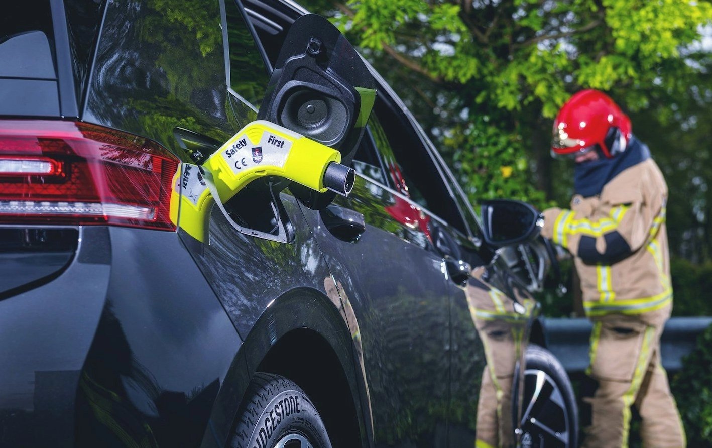 ENCHUFE DE EMERGENCIA COCHE ESTACIONADO